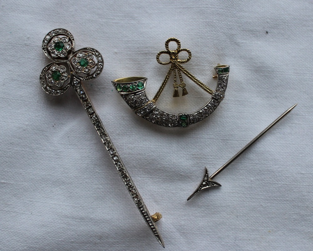 A Diamond and emerald bar brooch, - Bild 2 aus 6