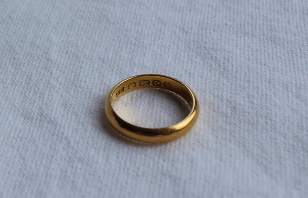 A 22ct yellow gold wedding band, size I, approximately 3.