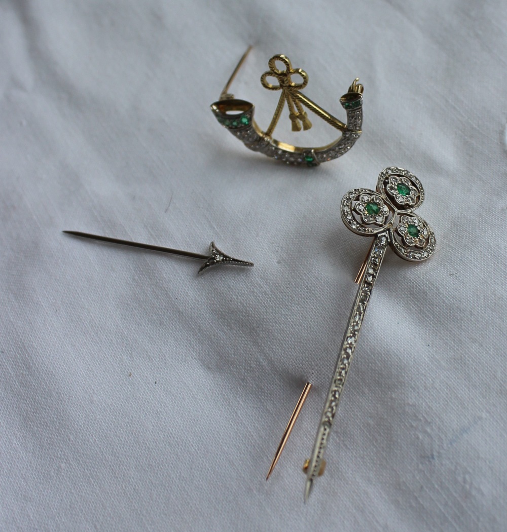 A Diamond and emerald bar brooch, - Bild 3 aus 6