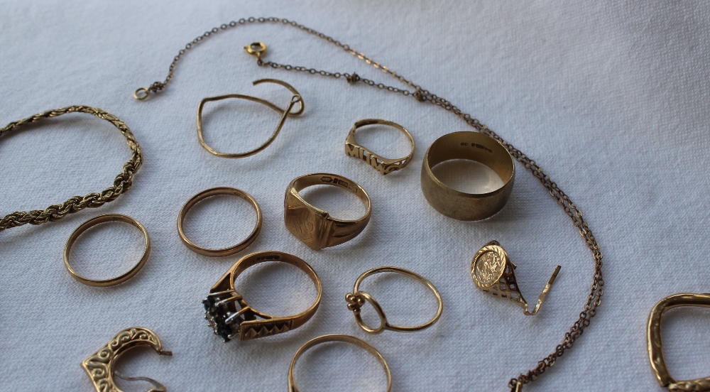 Assorted 9ct gold earrings, pendant, wedding bands, signet rings, dress rings etc, - Bild 3 aus 3
