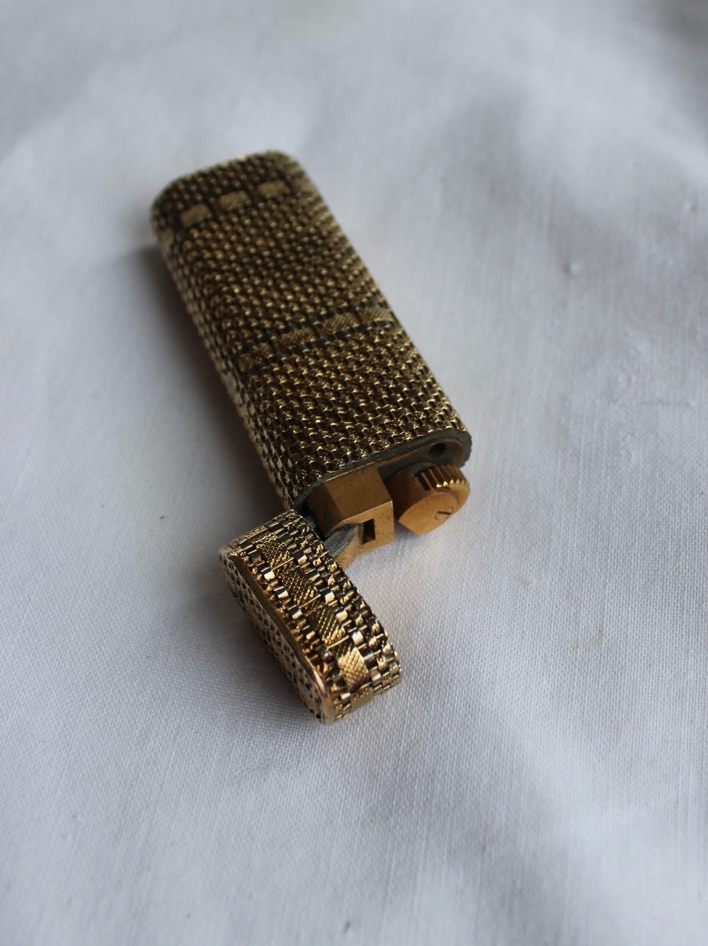 An 18ct yellow gold Cartier lighter, with a basket weave body, the base marked No.35859T, 6. - Image 3 of 5