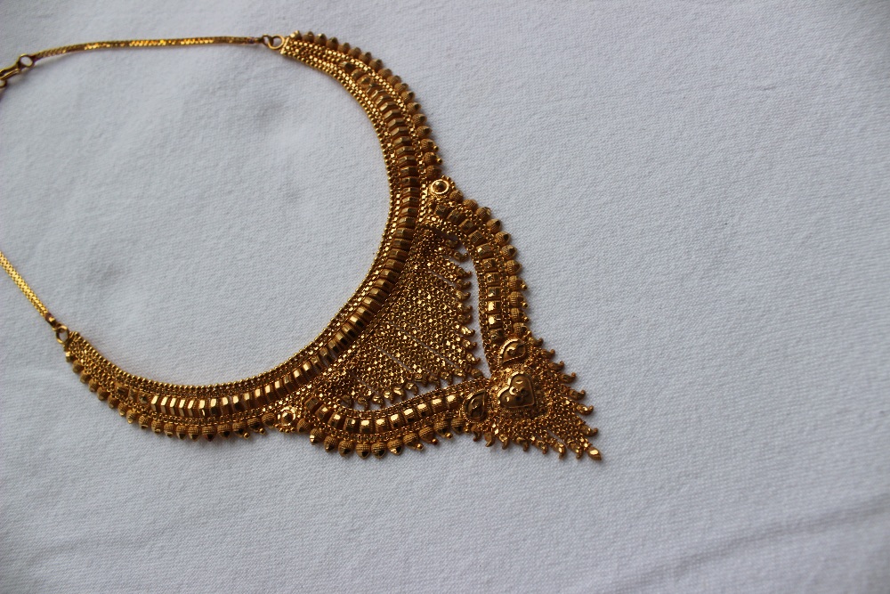 A 22ct yellow gold fringe necklace, with wire and acorn drops, approximately 32. - Bild 4 aus 6