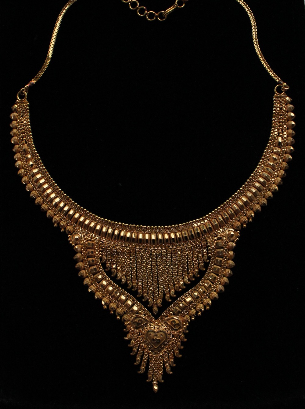 A 22ct yellow gold fringe necklace, with wire and acorn drops, approximately 32. - Bild 2 aus 6