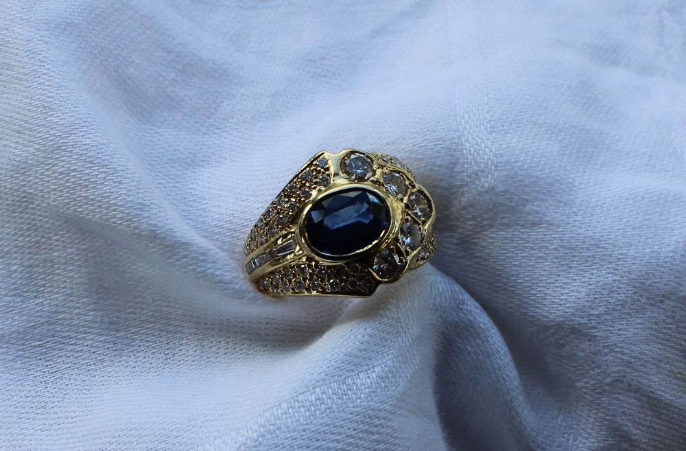 A sapphire and diamond ring, the central oval sapphire approximately 9mm x 6mm, - Bild 7 aus 9