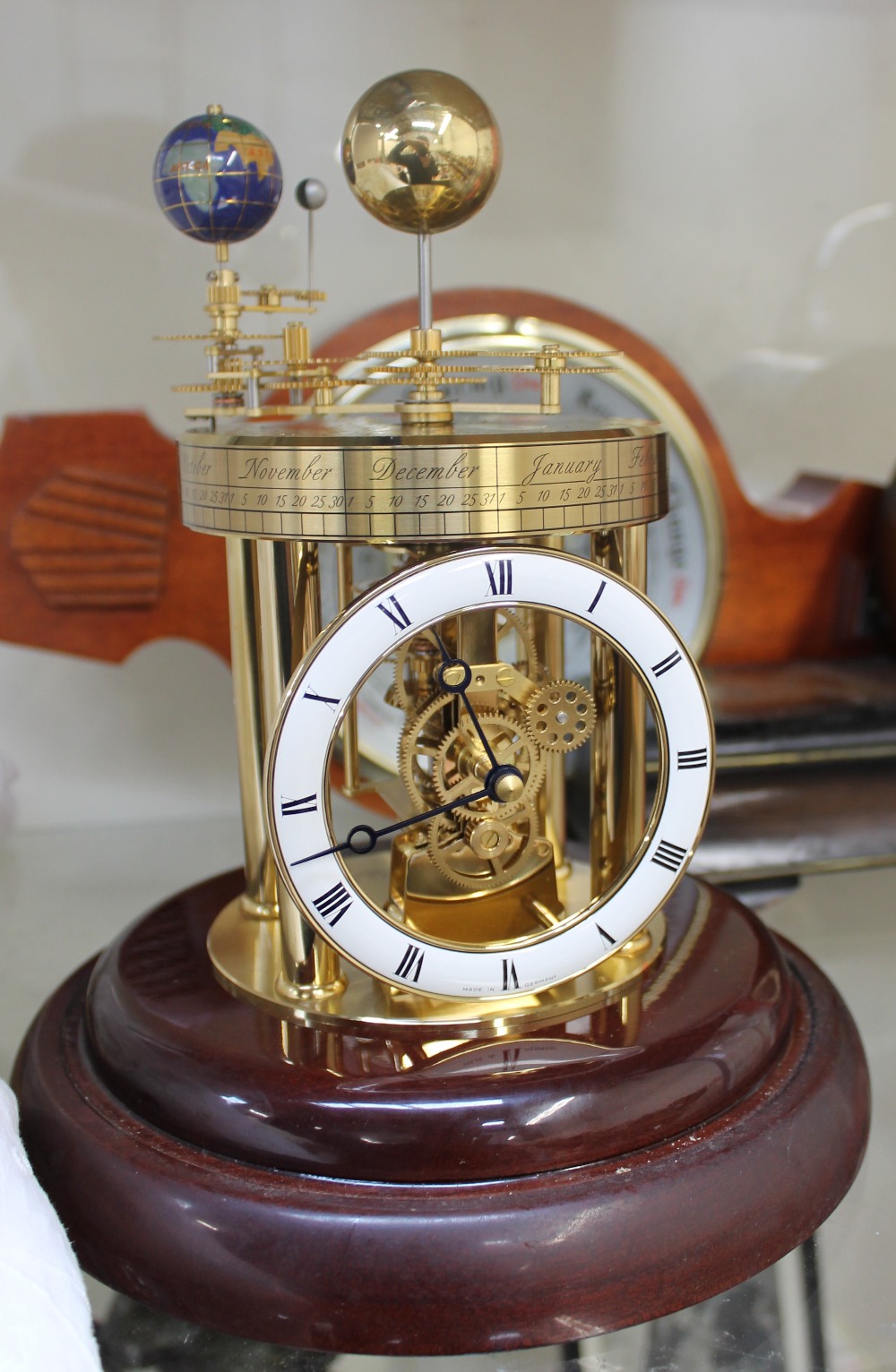 A Frank Hermle Astrolabium 2000 celestial clock, under a glass dome, - Bild 2 aus 3