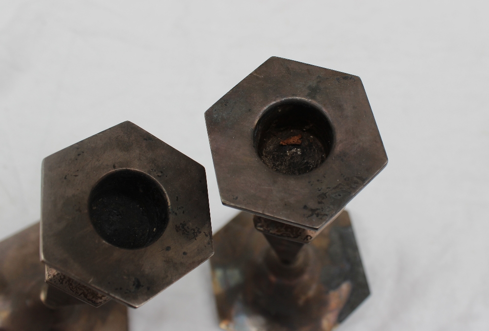 A pair of George VI silver candlesticks, of hexagonal tapering form on a spreading foot, Sheffield, - Bild 5 aus 5