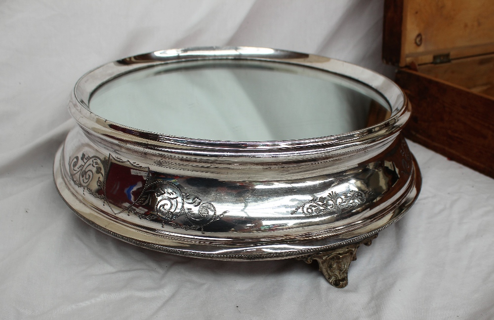 An electroplated wedding cake stand, of circular form with a mirrored plateau, - Bild 2 aus 4