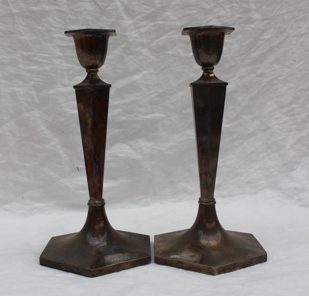 A pair of George VI silver candlesticks, of hexagonal tapering form on a spreading foot, Sheffield, - Bild 3 aus 5