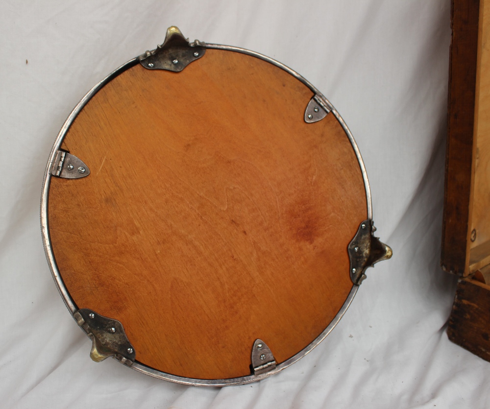 An electroplated wedding cake stand, of circular form with a mirrored plateau, - Bild 4 aus 4