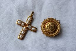 A 15ct yellow gold mourning brooch, with bead decoration and a glazed back, approximately 4.