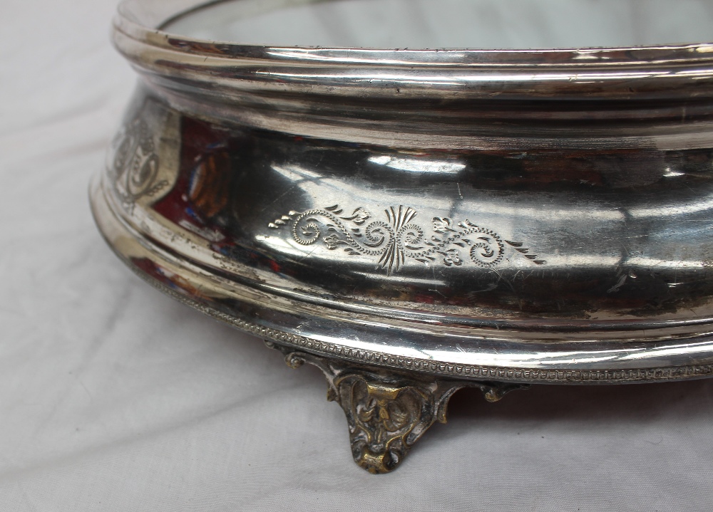 An electroplated wedding cake stand, of circular form with a mirrored plateau, - Bild 3 aus 5