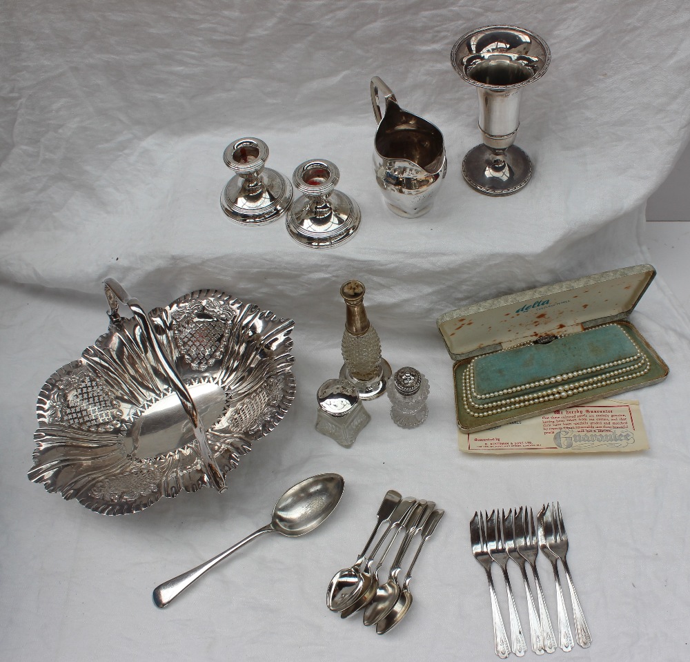 A George III silver cream jug, London, 1802, together with a silver vase, silver desk candlesticks, - Bild 2 aus 4