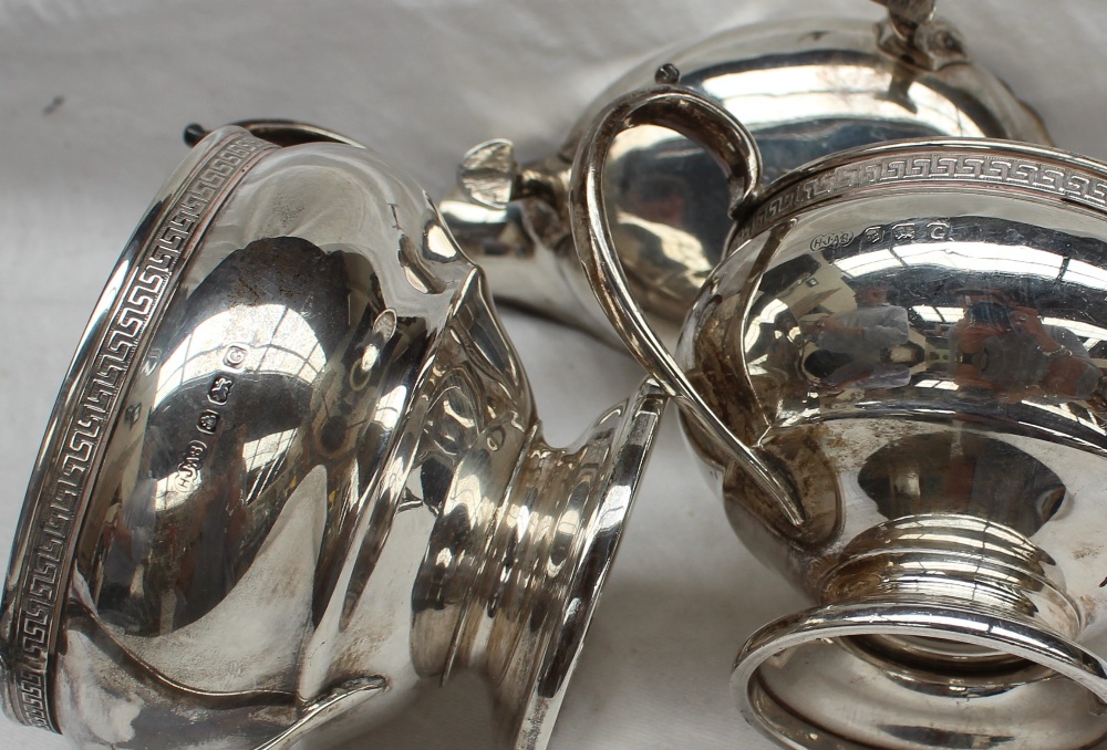 A George V silver pedestal sugar basin and matching cream jug, Birmingham, 1931, - Bild 2 aus 2