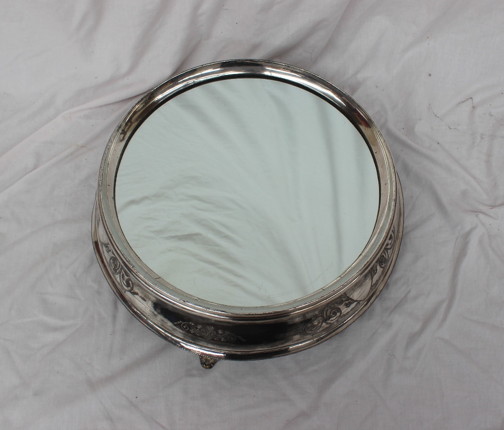 An electroplated wedding cake stand, of circular form with a mirrored plateau, - Bild 4 aus 5