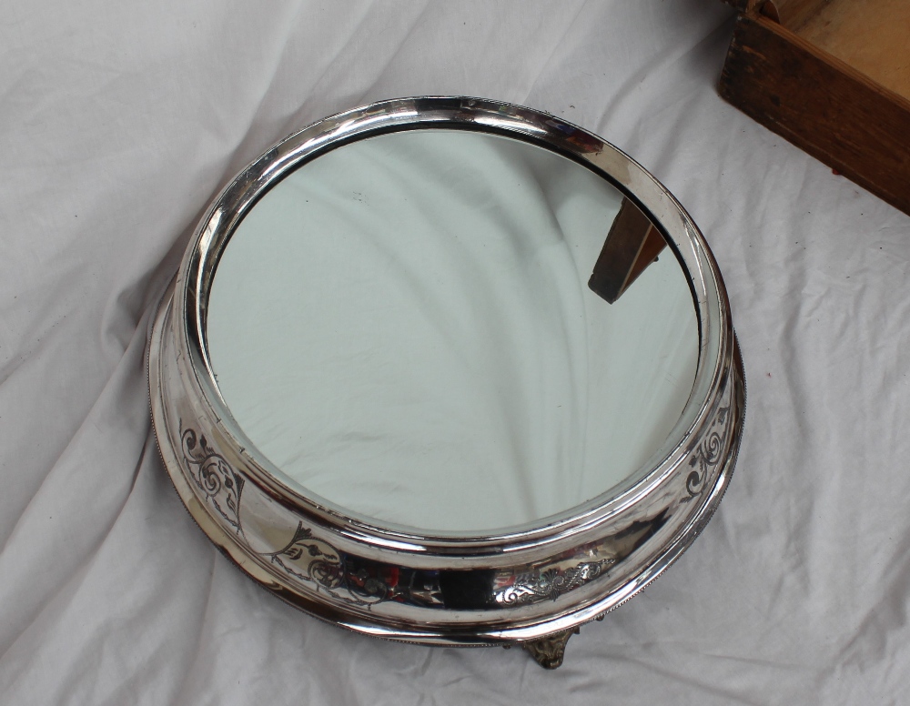 An electroplated wedding cake stand, of circular form with a mirrored plateau, - Bild 3 aus 4