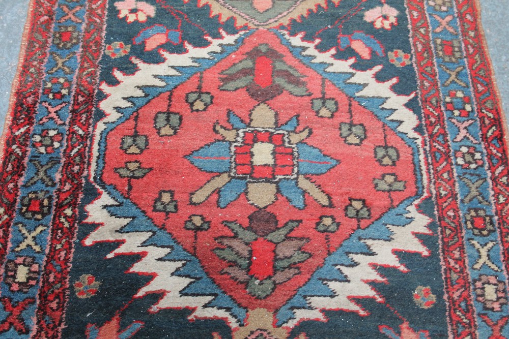 A red ground runner and a small rug - Bild 2 aus 3