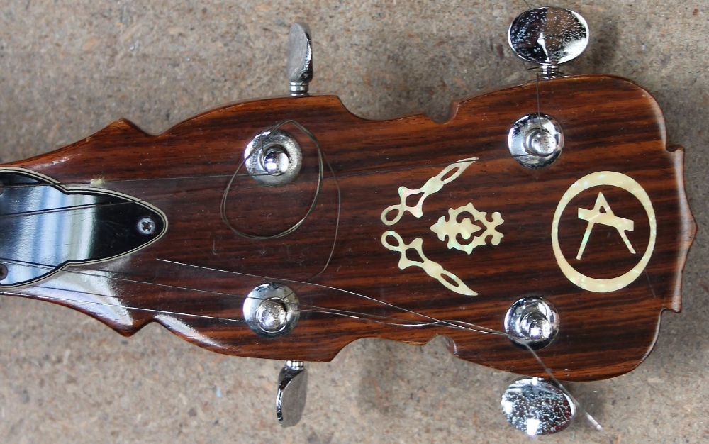 A five string banjo with a silver eagle emblem on the reverse, - Bild 2 aus 3