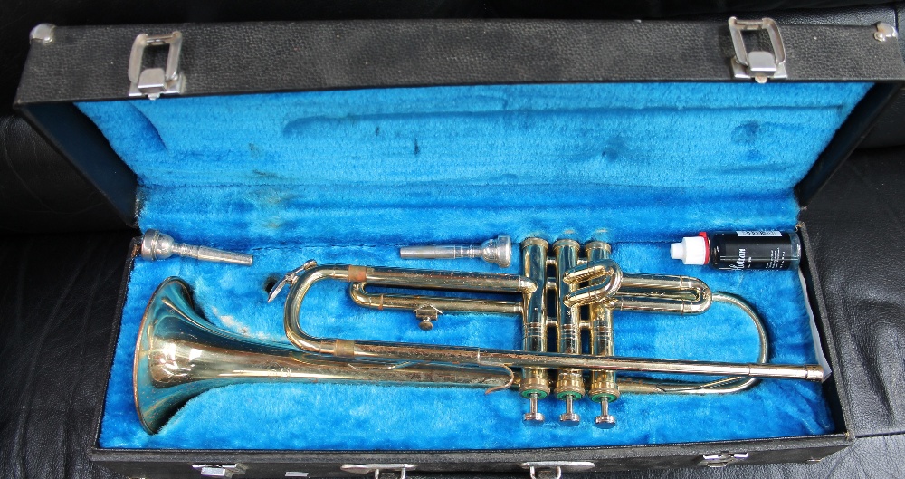 A Bundy trombone, cased, together with a Melody Maker trumpet, cased, - Bild 3 aus 3