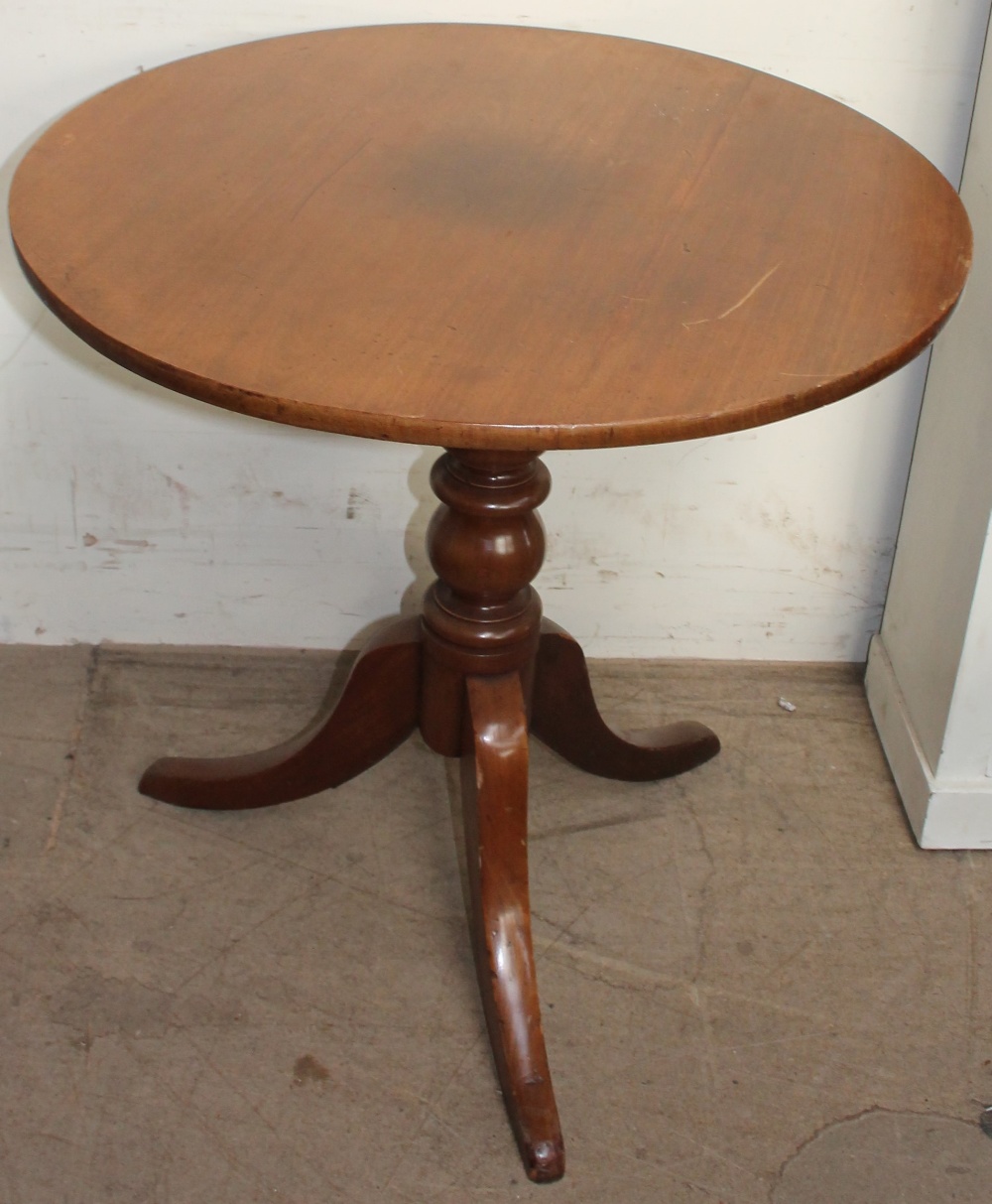 A Victorian mahogany tripod table with a turned column and spreading legs - Bild 2 aus 2