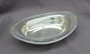 An Edward VII silver bowl, of oval form with a pierced rim, Sheffield, 1907, 29.