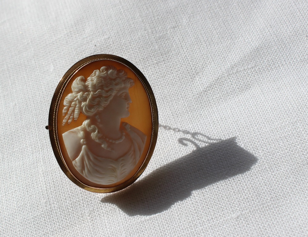 A 9ct yellow gold shell cameo, depicting a maiden with hair tied back and pearl necklace, - Image 2 of 3