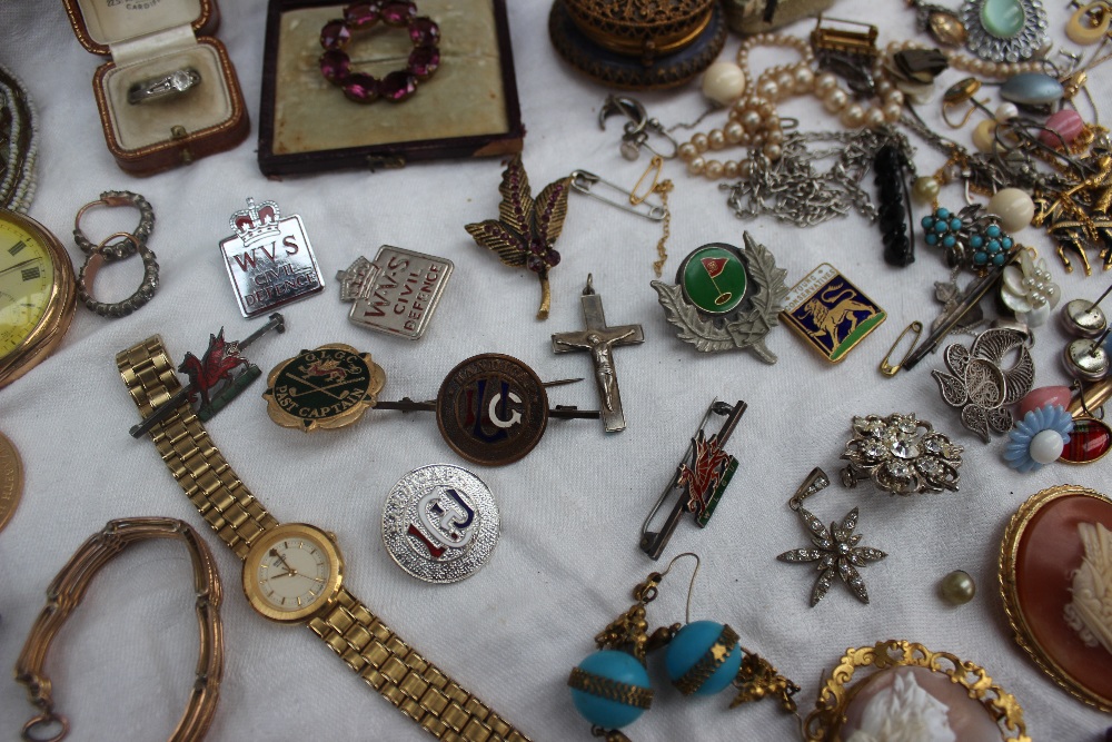 A quantity of costume jewellery including a pocket watch, cameo brooch, rings, faux pearls, - Image 3 of 8