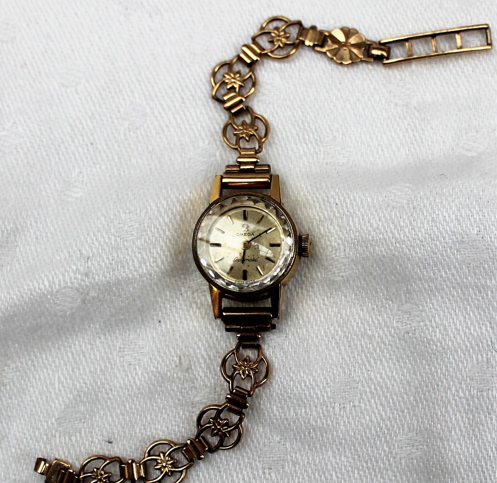 A Lady's Ladymatic 9ct yellow gold Omega wristwatch, with a silvered dial and batons,