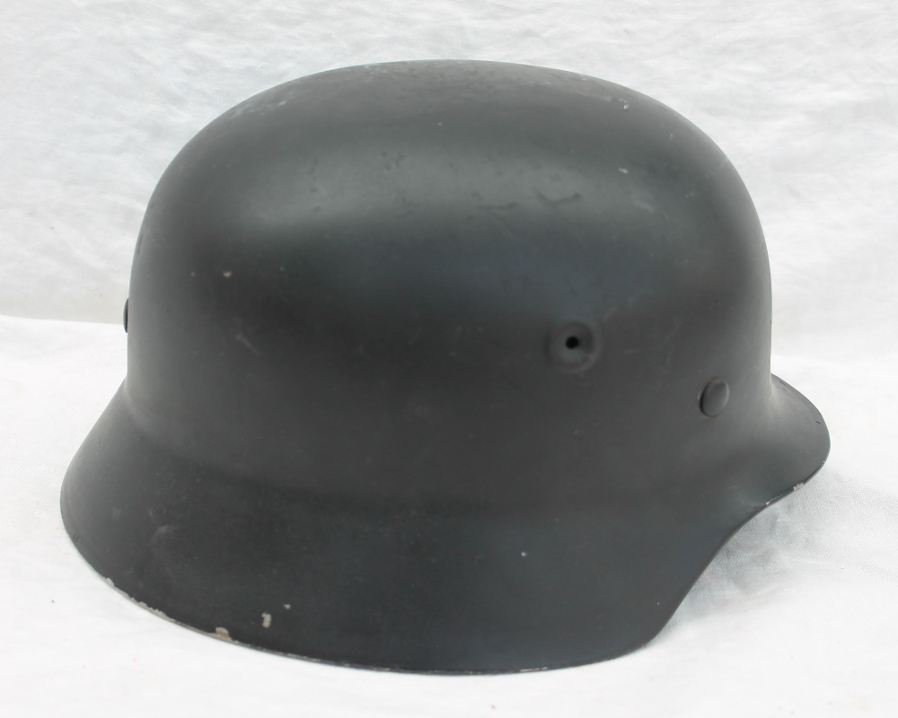 A German World War II helmet, - Bild 2 aus 7