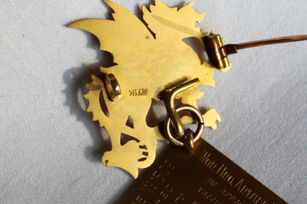A 9ct yellow gold Masonic Past Masters Jewel, - Bild 5 aus 6