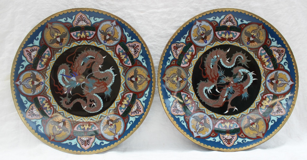 A pair of Japanese cloisonne chargers decorated with dragons and decorative panels, 30. - Bild 3 aus 4