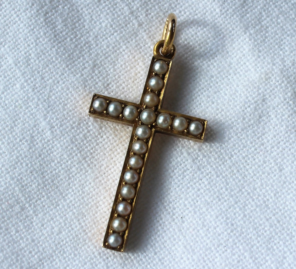 A yellow metal and pearl set cross, on a suspension ring, approximately 3. - Image 4 of 5