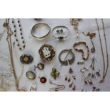 Assorted 9ct gold jewellery including a flat link necklace, cross, another chain, earrings,