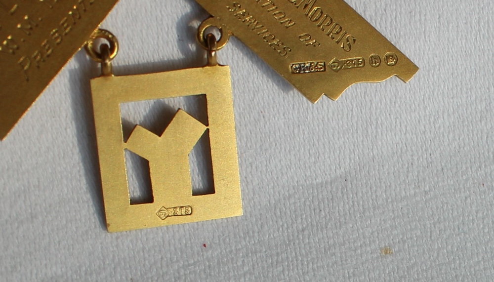 A 9ct yellow gold Masonic Past Masters Jewel, - Bild 4 aus 6