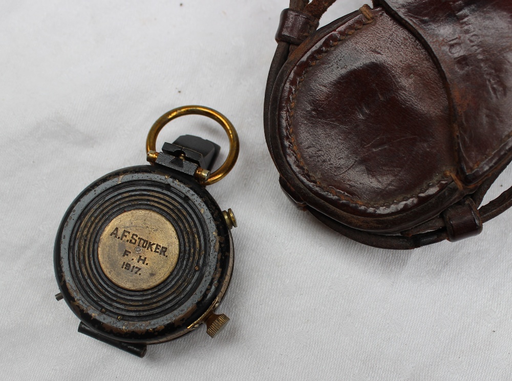 A World War I Vernier's pattern VII compass, together with cap badges, - Bild 10 aus 10