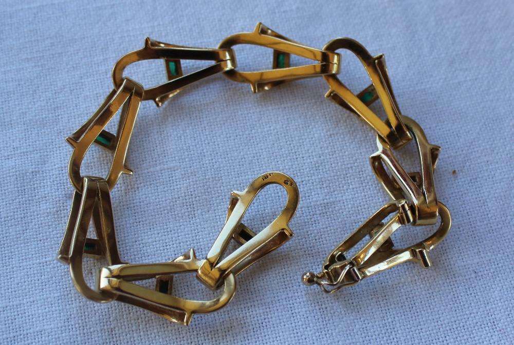 A yellow metal and emerald set bracelet, - Image 3 of 4