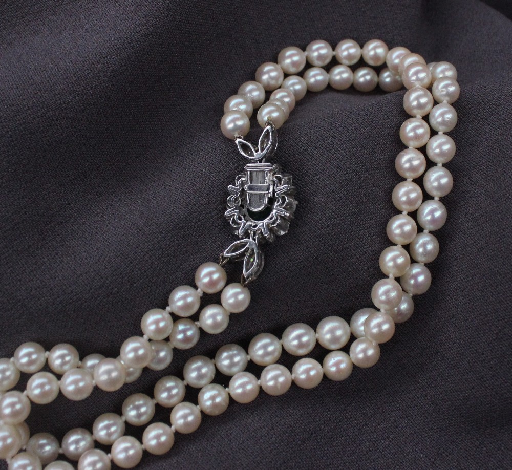 A double strand pearl choker, - Image 2 of 2