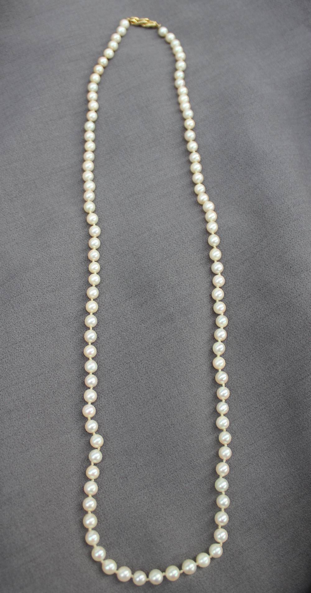 A pearl necklace, - Image 2 of 2