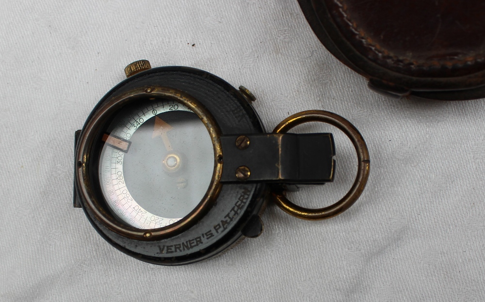 A World War I Vernier's pattern VII compass, together with cap badges, - Bild 9 aus 10