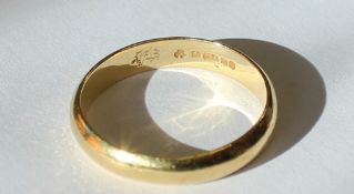 An 18ct yellow gold wedding band, approximately 3.
