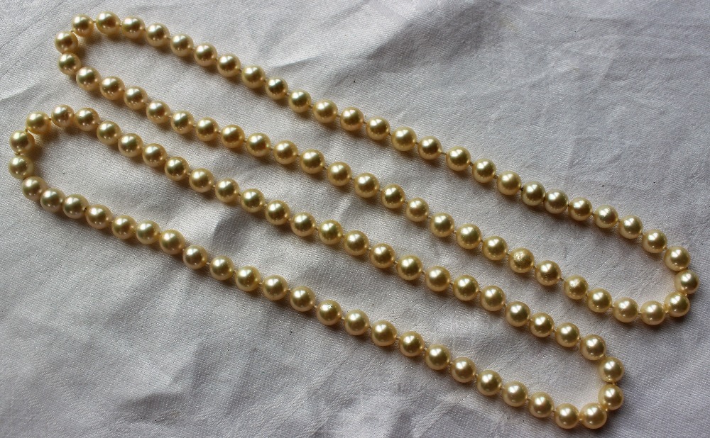 A pair of cultured pearl necklaces, with regular pearls each approximately 8mm diameter, - Image 2 of 2