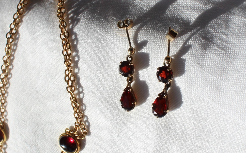 A yellow metal and garnet set necklace, - Image 3 of 5