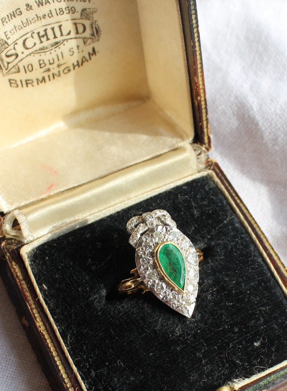 An emerald and diamond ring of heart shape, - Image 3 of 7