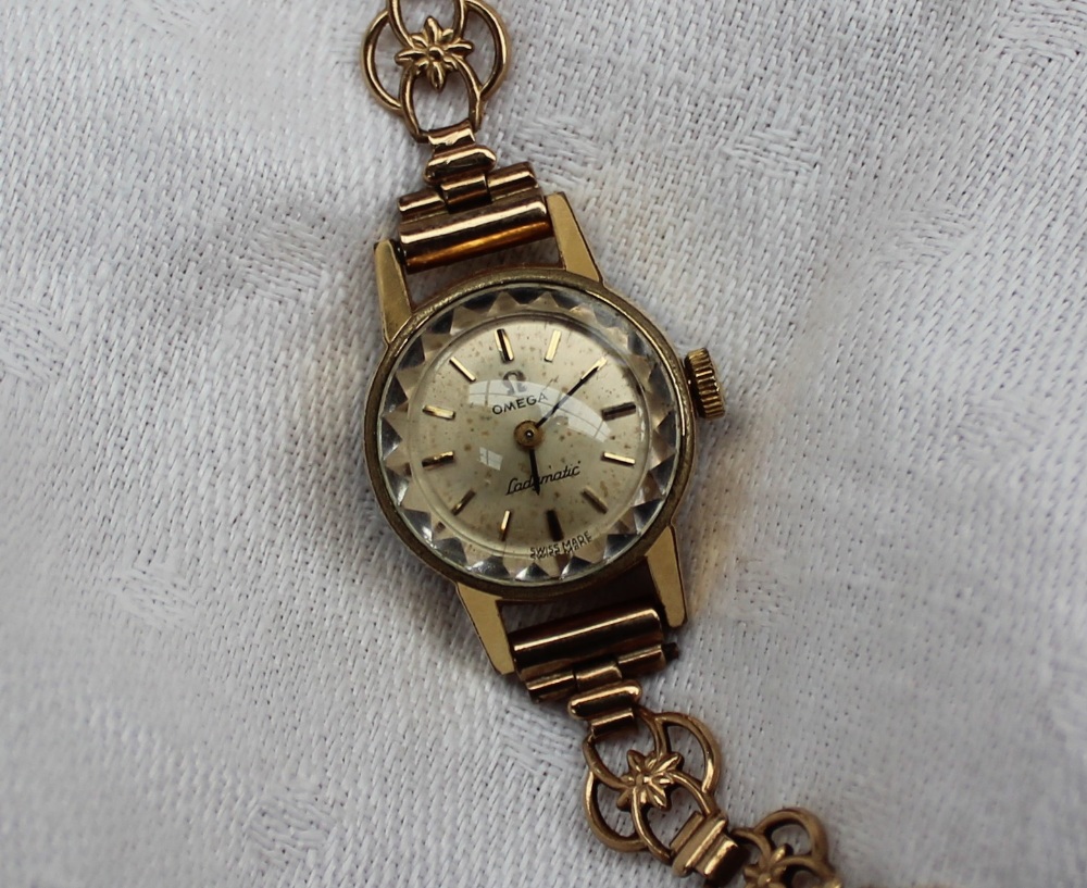 A Lady's Ladymatic 9ct yellow gold Omega wristwatch, with a silvered dial and batons, - Image 2 of 4