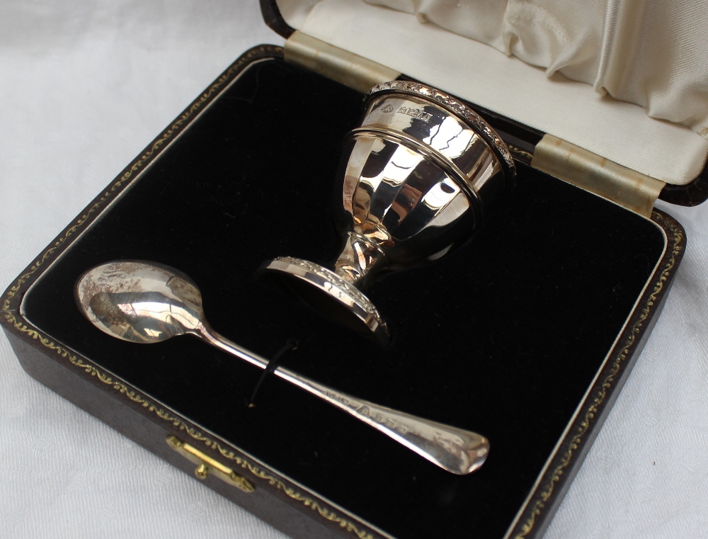 An Elizabeth II silver egg cup and spoon set, Birmingham 1950,