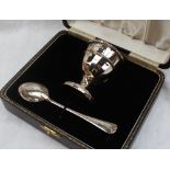 An Elizabeth II silver egg cup and spoon set, Birmingham 1950,