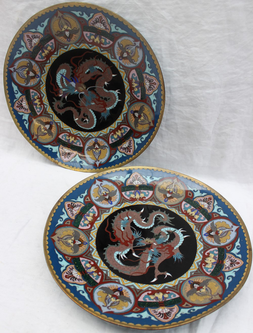 A pair of Japanese cloisonne chargers decorated with dragons and decorative panels, 30. - Bild 2 aus 4