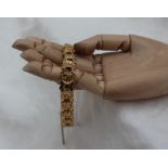 An 18ct yellow gold bracelet decorated with flower heads,