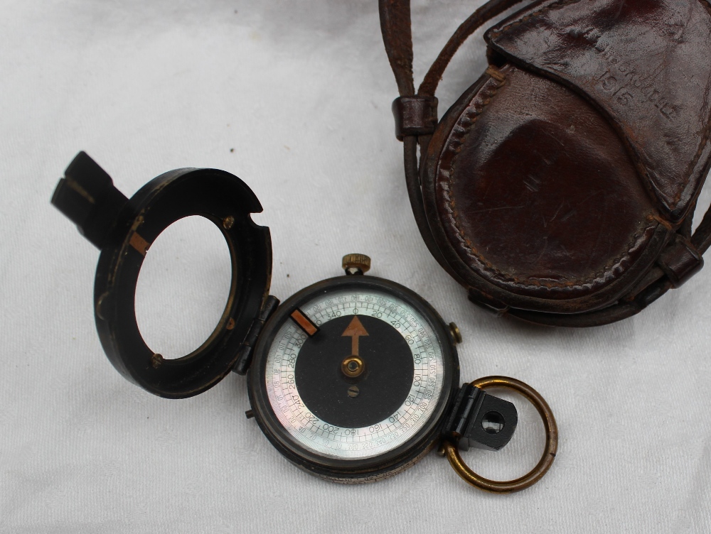 A World War I Vernier's pattern VII compass, together with cap badges, - Bild 8 aus 10