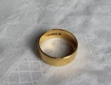 An 18ct yellow gold wedding band,