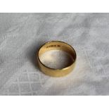 An 18ct yellow gold wedding band,